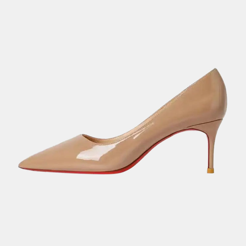 Escarpins nude en cuir verni avec semelle rouge