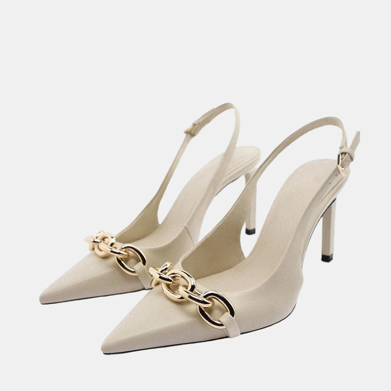 Escarpins beiges à talons aiguilles et chaîne dorée